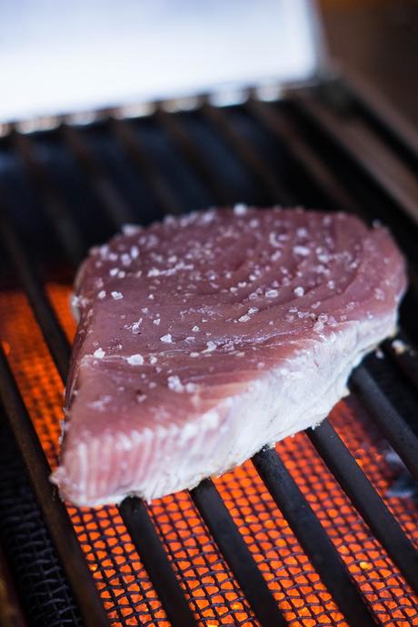 Thunfisch-Steak auf Knoblauch-Zuckerschoten