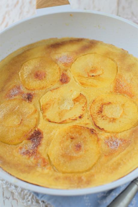 Apfel Pfannkuchen mit Zimt & Zucker - Ein süßer Klassiker - direkt aus der Pfanne in den Mund