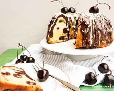 Rezept: Schoko-Cheesecake-Gugelhupf mit Kirschen