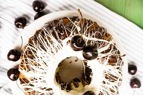 Rezept: Schoko-Cheesecake-Gugelhupf mit Kirschen