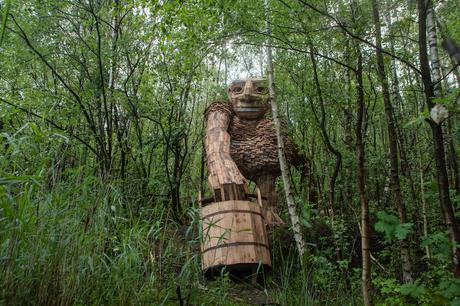Trolle und Vogelhäuser aus recyceltem Holz: Thomas Dambo