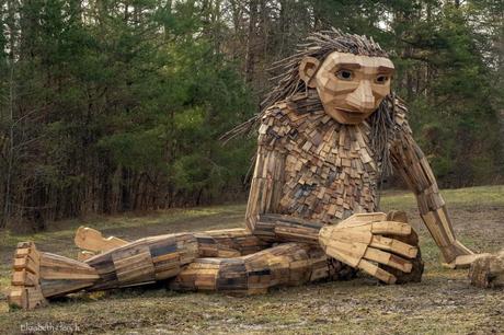 Trolle und Vogelhäuser aus recyceltem Holz: Thomas Dambo