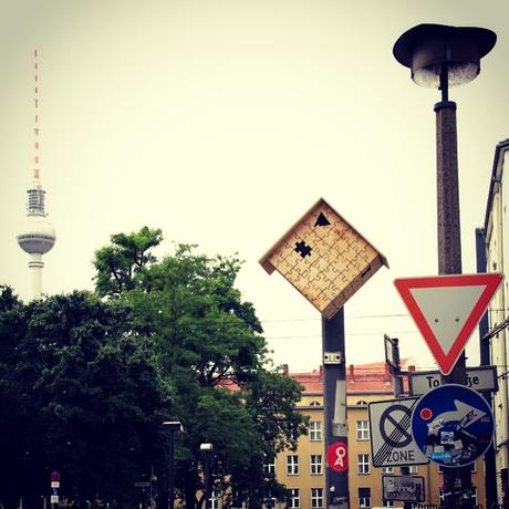 Vogelhaus Street Art mit Fernsehturm in Berlin