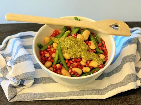 Grün-weisser Bohnensalat mit Granatapfelkernen und Pesto