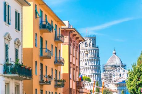italienische Häuser mit Blick auf den Schiefen Turm von Pisa