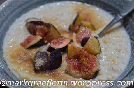 Herbstliches Porridge mit frischer Feige und Zimtzucker