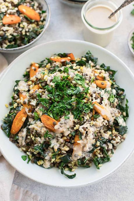 Linsen Reis Salat mit gerösteten Karotten & Tahini-Dressing