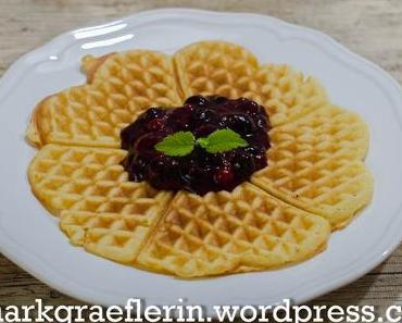 Schmandwaffeln mit Kardamom und Beerenragout