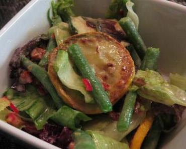 Salat mit gebratenen Zucchini, grünen Bohnen und Tahini-Dressing