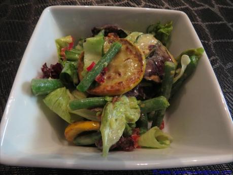 Salat mit gebratenen Zucchini, grünen Bohnen und Tahini-Dressing