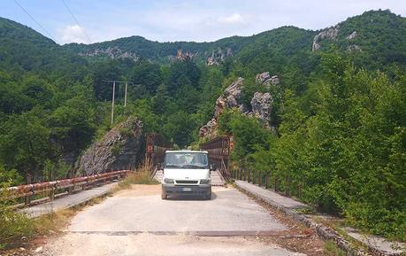 straße-bosnien-brücke-roadtrip-balkan-campervan
