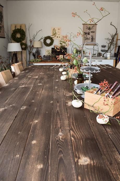 Einrichtung Interior Workshop-Räume: großer Arbeitstisch aus Holz. DIY selber machen. Kreativ werkeln