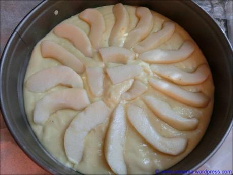 Birnenkuchen mit Zitronen und Pinienkernen