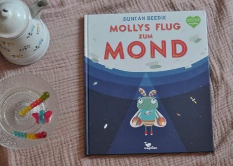 Mollys Flug zum Mond ist eine wundervoll warmherzige Geschichte über Selbstvertrauen und den Mut, seine Träume zu verwirklichen. Ganz egal was andere einem sagen. #mut #selbstvertrauen #träume #ziele #bilderbuch #kinderbuch #mond #motte #insekten #lesen