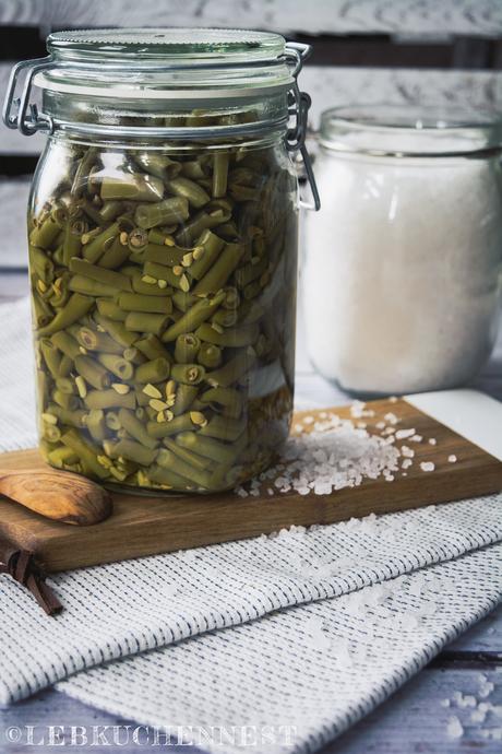 Zucchini im Aquavidsud, Bread & Butter Pickles und eingelegte grüne Bohnen – Das kleine feine Einmachbuch von Stephanie Kosten [Rezension]
