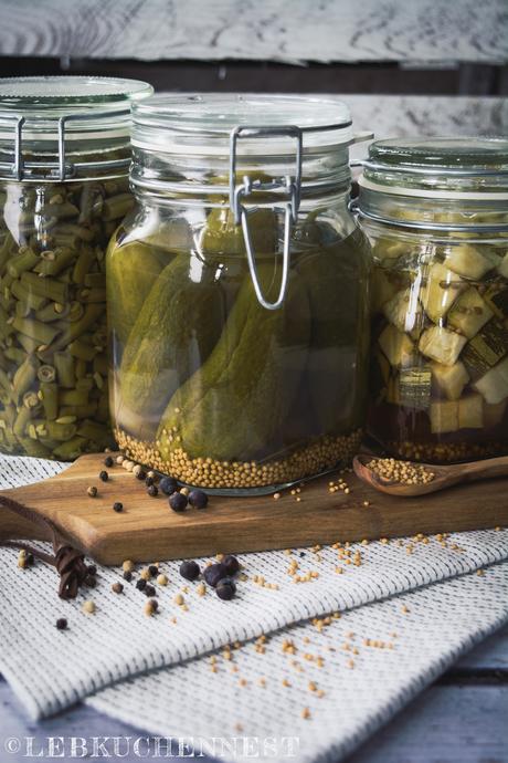 Zucchini im Aquavidsud, Bread & Butter Pickles und eingelegte grüne Bohnen – Das kleine feine Einmachbuch von Stephanie Kosten [Rezension]