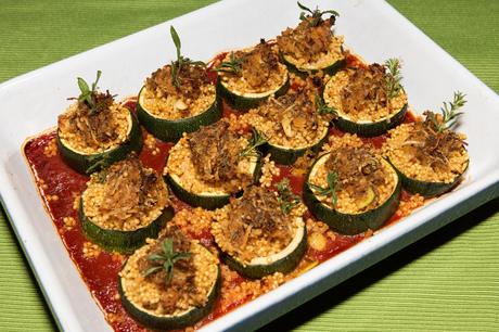 Hirse-Zuchiniröllchen auf pikanter Tomatensauce (vegan)