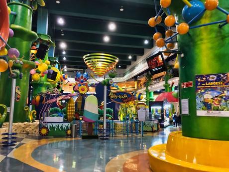 Der Freizeit Park mit Loopingachterbahn in der Shopping Mall – Berjaya Times Square