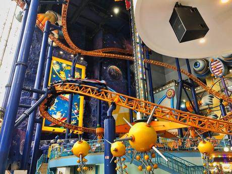 Der Freizeit Park mit Loopingachterbahn in der Shopping Mall – Berjaya Times Square