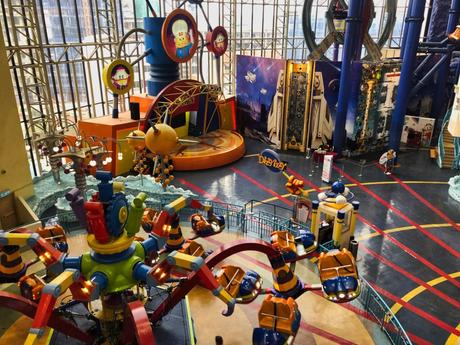 Der Freizeit Park mit Loopingachterbahn in der Shopping Mall – Berjaya Times Square