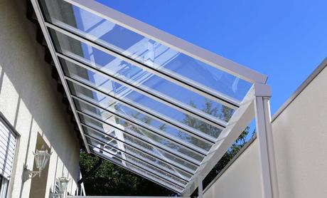 Eine Terrassenüberdachung aus Glas sieht nicht nur schön aus, sondern ist auch praktisch