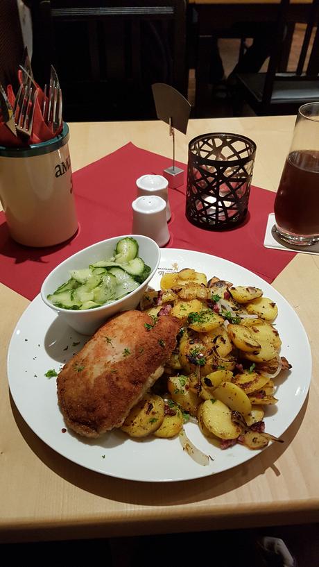 Braumeisterschnitzel mit Gurkensalat und Bratkartoffeln.