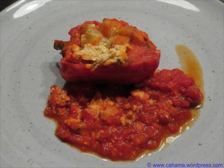 Gefüllte Paprika (Kartoffel-Käse-Eier Füllung) in Tomatensauce
