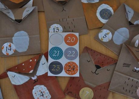 Wir basteln einen Waldtier-Adventskalender aus  Papiertüten mit Hase, Wildschwein, Reh, Dachs, Bär, Igel, Fuchs und Eule. Eine Anleitung für zwei süße Tierkalender. #waldtier #tiere #diy #adventskalender #weihnachten #kinder #basteln #papiertüte #malen