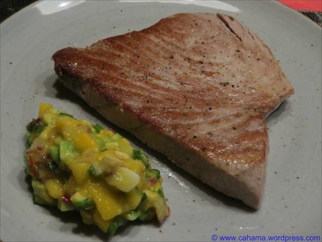 Thunfischsteak mit Mango-Avocado-Salat