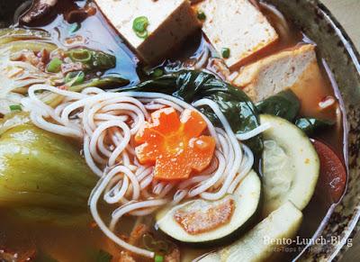 Rezept: Reisnudelsuppe mit Tomate und Tofu