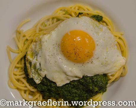 Schnelle Mittwochspasta: SpEinat – Spaghetti, Rahmspinat und Spiegelei