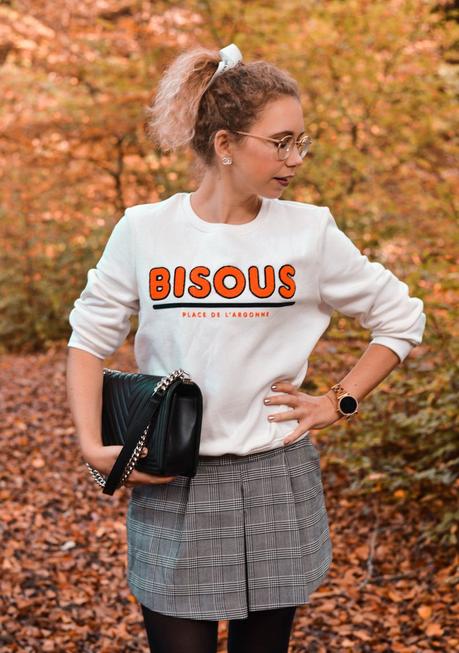 Herbstlook mit Französischem Twist: Statement Sweatshirt, Skorts und Chanel