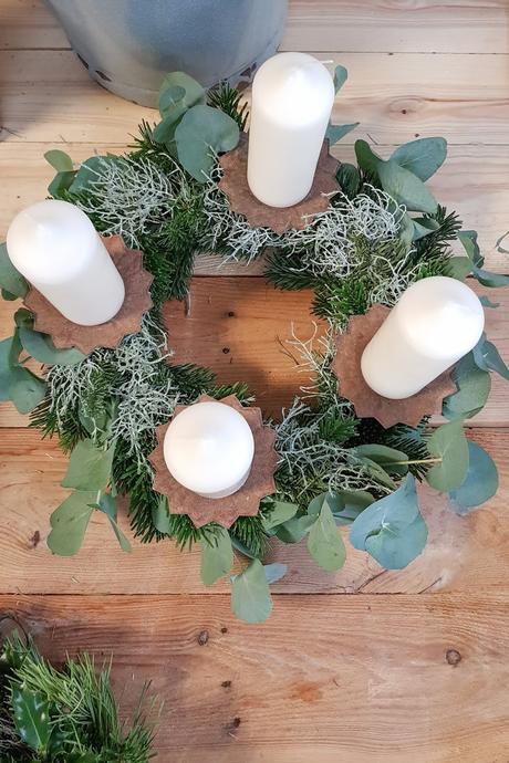 DIY Adventskranz Ideen selber machen Advent Kranz Kränze natürlich dekorieren für Weihnachten Eukalyptus