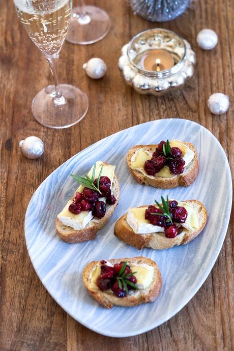 Crostini mit Camembert und Balsamico-Cranberries