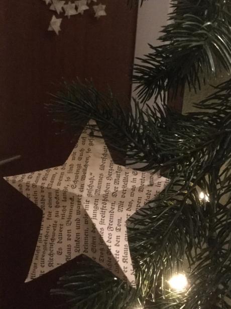 Weihnachtszeit bei Lilamalerie #10 – oder – Noch mehr Sterne aus alten Buchseiten