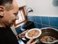 Da es nach 20 Uhr in Mariazell schwer ist warme Küche zu bekommen, kocht das Filmteam zwangshalber selber  ;-)