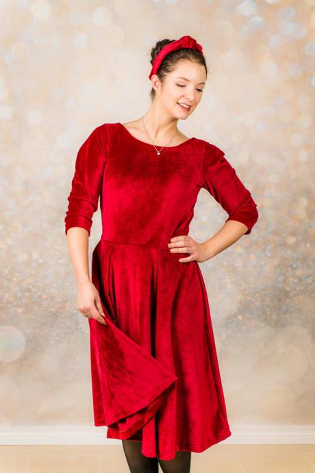 Weihnachtskleid für Damen nähen aus rotem Samt: Tipps fürs Nähen mit elastischem Samt-Sweat