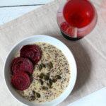 Gorgonzola-Quinoa-Risotto mit fermentierter roter Beete und Kürbiskerne
