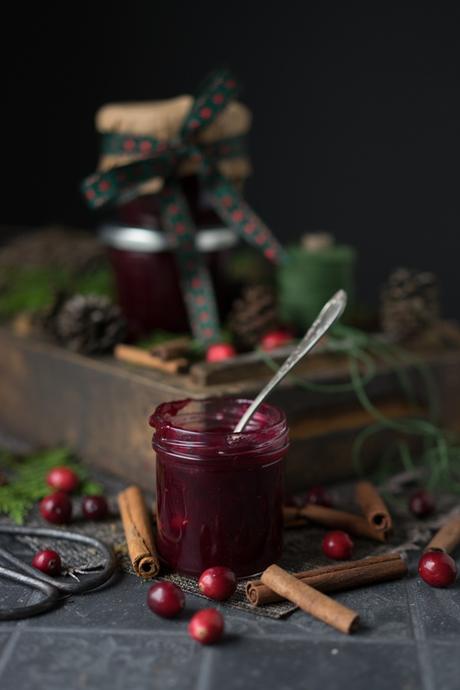 Weihnachtsmarmelade – mit Cranberries, Beeren, Orangen und Gewürzen