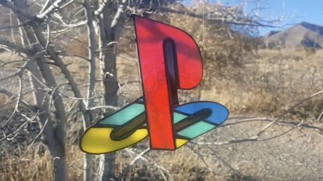 Hobbyist macht Buntglas-Retro-PlayStation-Logo