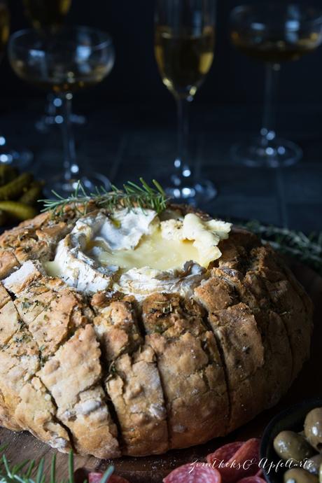 Camembert im Brot – Vorspeisenplatte – perfekt als Snack zu Silvester oder zum Aperitif