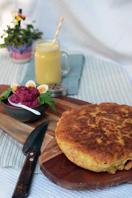 “Bannock Bread”, Pfannenbrot aus Schottland, dazu Rote Rüben Hummus und goldene Milch