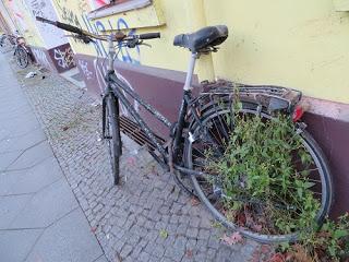 Vergessenes Fahrrad am Straßenrand