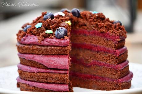 Schokoladen-Blaubeer-Torte im Naked Cake-Style