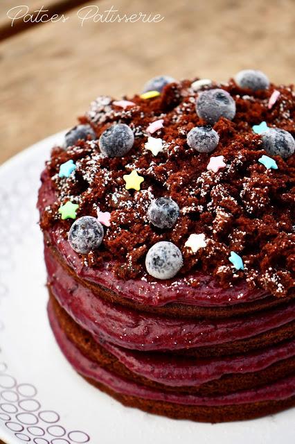 Schokoladen-Blaubeer-Torte im Naked Cake-Style