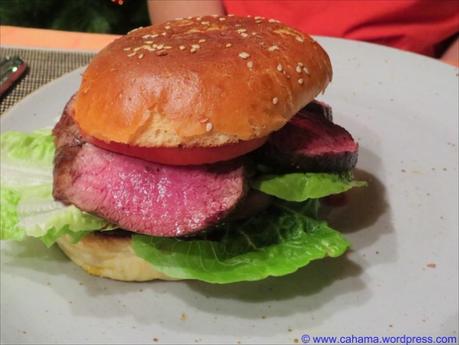 Burger vom Hirschkalbrücken mit Brombeer-BBQ-Sauce und Champignons