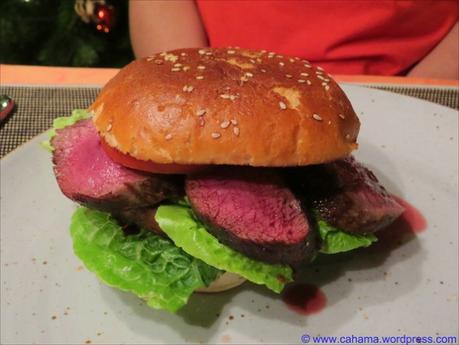 Burger vom Hirschkalbrücken mit Brombeer-BBQ-Sauce und Champignons