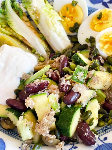 Leicht & Lecker: Zucchini-Quinoa-Pfanne mit Bohnen und Ei