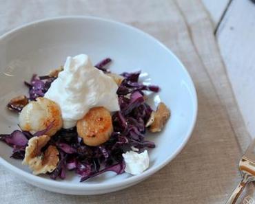 Rotkohlsalat mit Cranberrys, Feta und Walnüssen dazu glasierte Kammmuscheln
