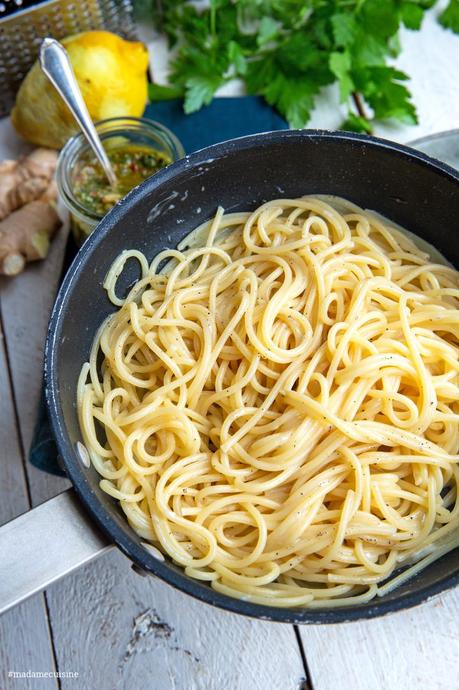 Spaghetti mit Kapern-Chili-Pesto